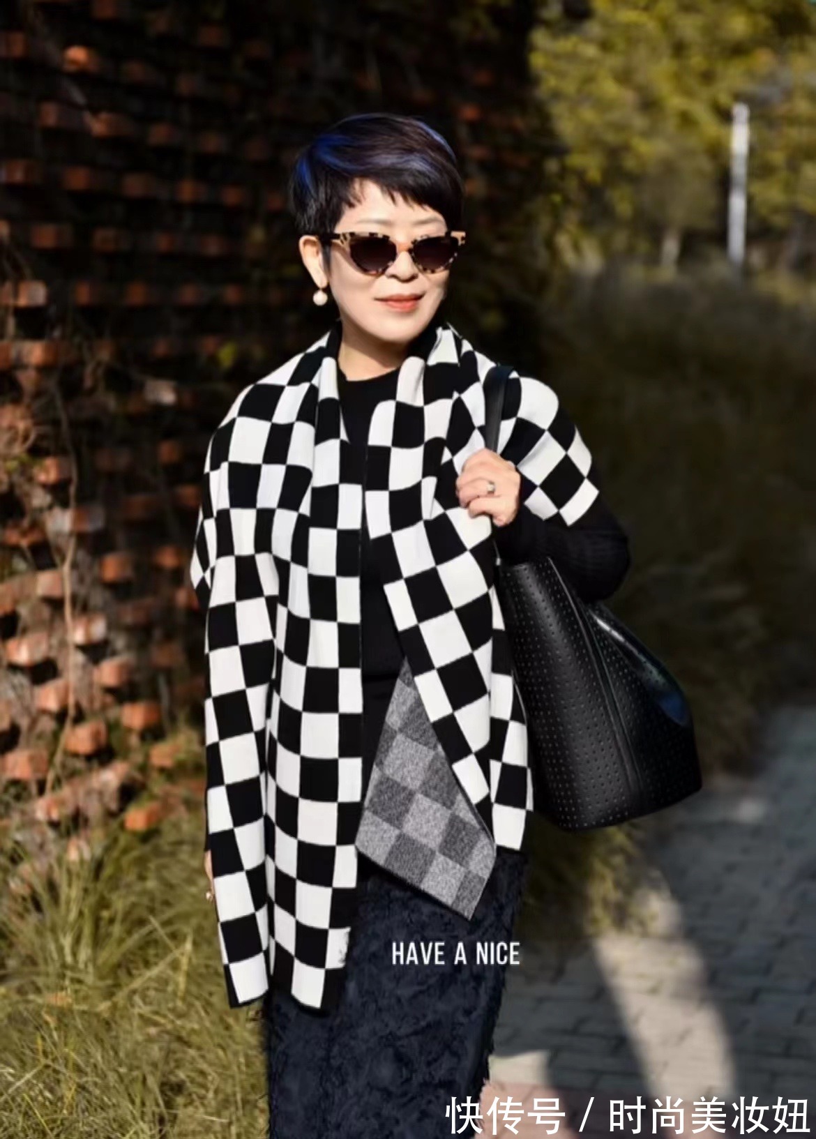 针织衫|这才是60岁女人该有的模样,靠穿搭赢得体面,气质真高级