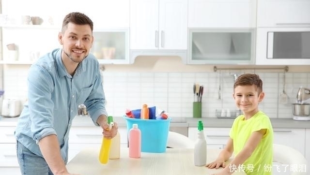 饺子皮|萌娃熟练地帮妈妈擀饺子皮走红!爸妈这样做,也能教育出同款孩子