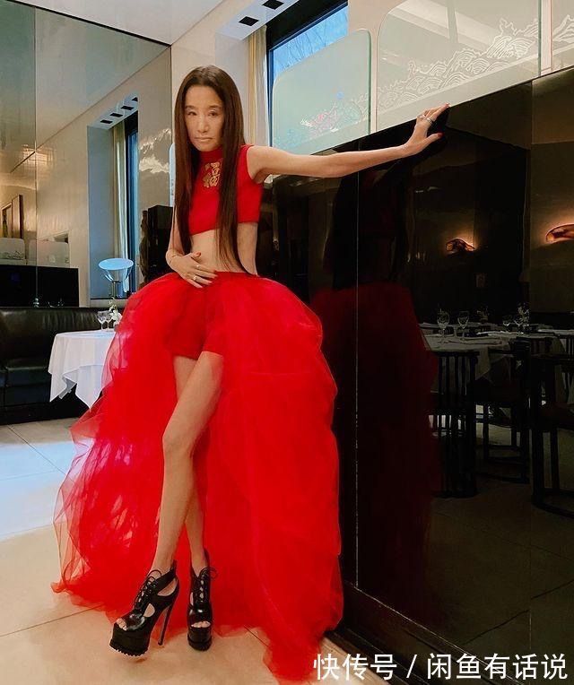 红色 王薇薇72岁还追求纸片身材,穿露脐装配短裤,瘦成排骨真的好看吗
