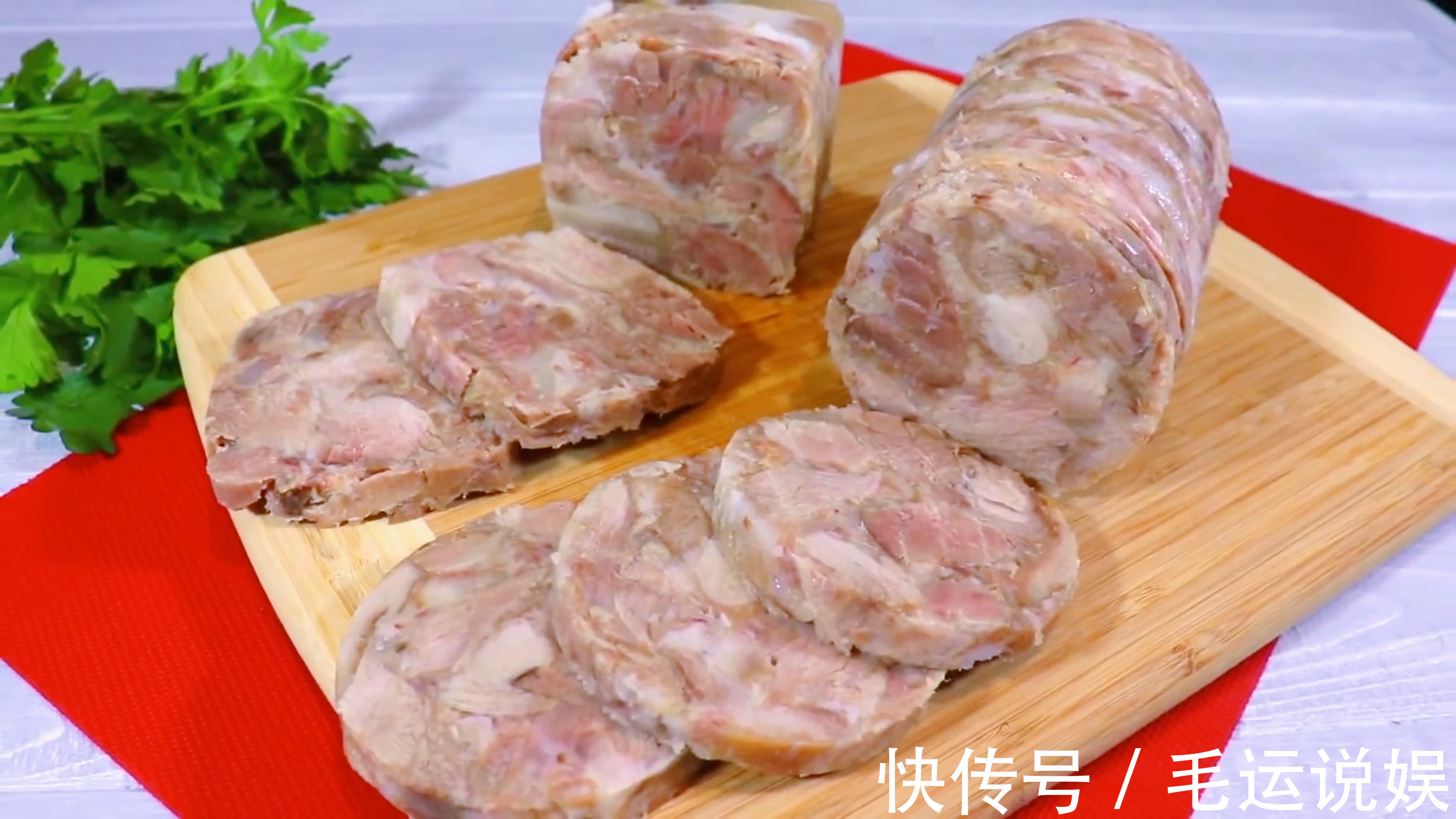 猪肉|把猪肉装到矿泉水瓶子里,12小时后变成美味香肠,做法头一次见