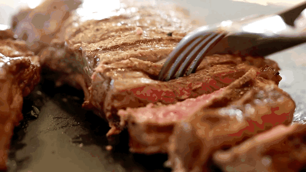 孩子|“吃你牛排怎么了”，熊孩子强要邻座牛排，女子霸气做法众人称赞