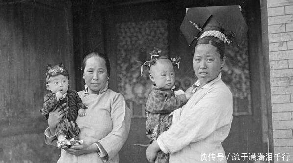 罕见|清朝罕见老照片:犯人跪地不敢抬头,最后一位女子美艳不可方物!