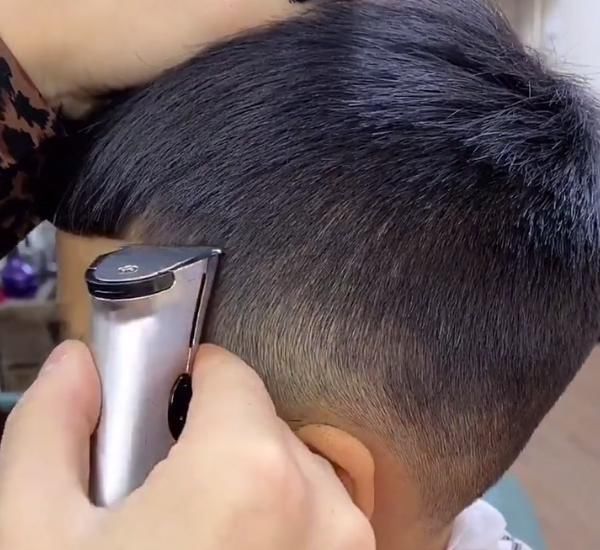 发型|小男孩新年剃了款个性雕发,居然让人看出艺术感,女生:这才是小鲜肉