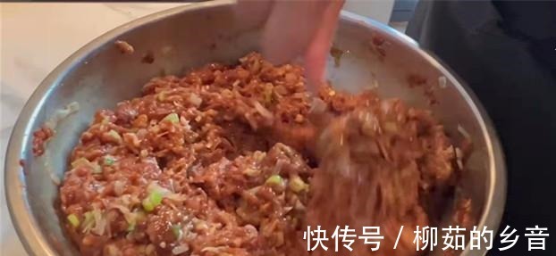 黄磊教做肉包子视频火了，网友点赞感叹这肉包子做得太有特色了！