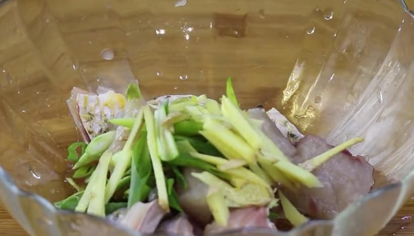 鱼肉|草鱼新吃法,淋上糖醋汁,外酥里嫩,酸甜美味,好吃到停不下来