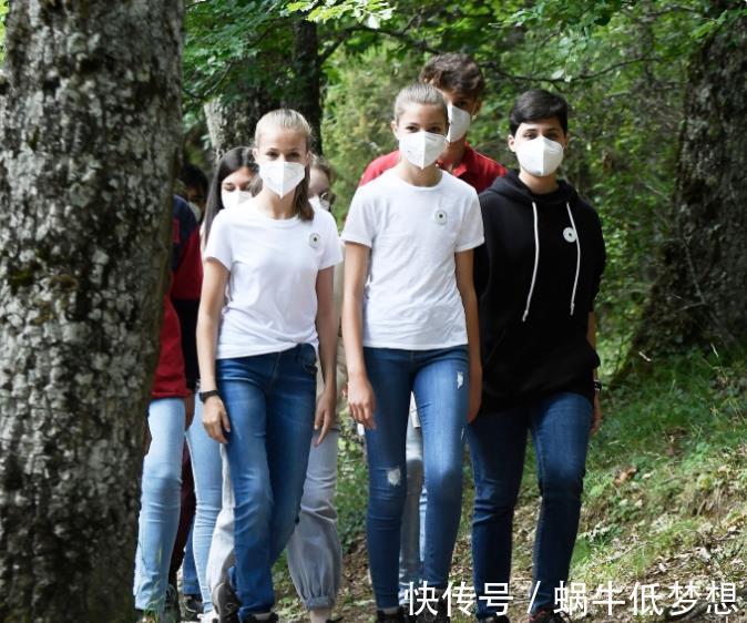 女王|16岁女王储清纯可人,扎马尾辫穿蓝白配,只是个头比小两岁妹妹矮