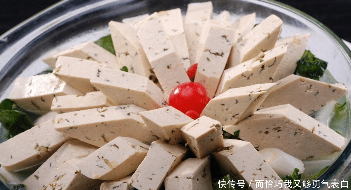 蚝油扒豆腐,放入豆腐块,撒上一些胡椒粉,加深色酱油焖透