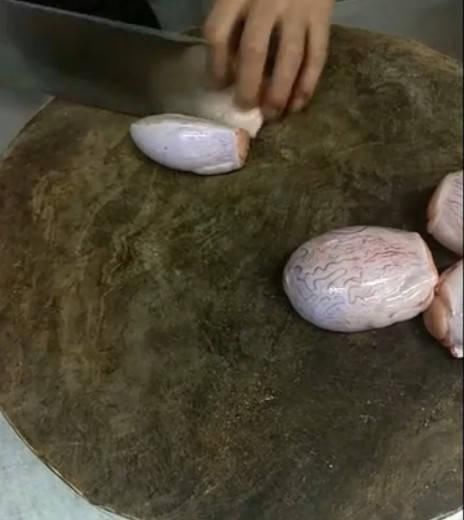 街头|街头最火烤串,30元一串,好多人嫌膻不敢吃,我愣一口气吃了5串