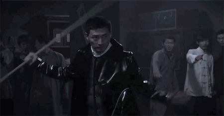 |搞笑GIF：当她转身的那一刻，我手里的板儿砖已经不淡定了。