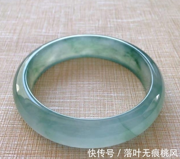 知性|知性女神杨澜戴翡翠手镯高贵大方!万种风情于纤细手腕中尽数体现