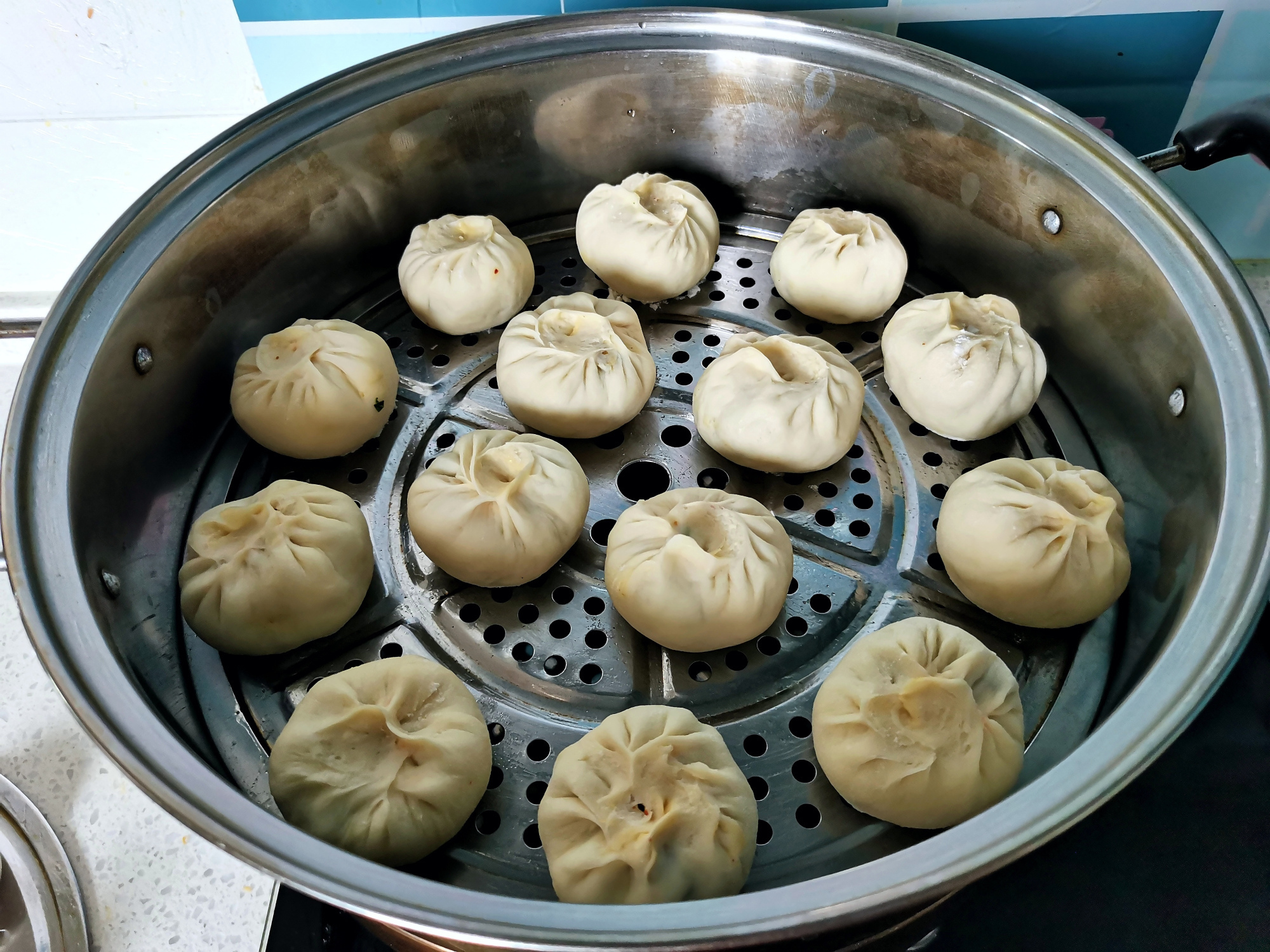 用这绿叶蔬菜包包子,还是第一次吃,味道鲜美,吃一次还想吃