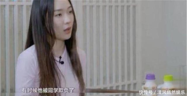 小男子汉 杜江与嗯哼冲浪曝光,嗯哼右脚边的东西却惹争议,该不该佩戴