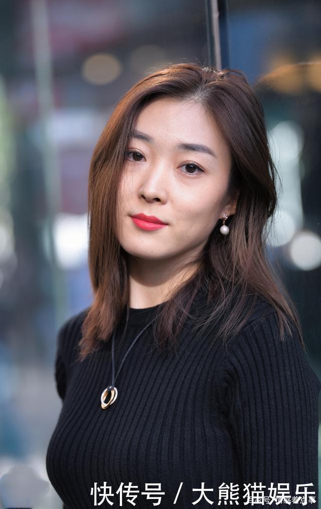 搭配|时尚穿搭黑色长袖包臀连衣裙,搭配高跟鞋,尽显淑女气质