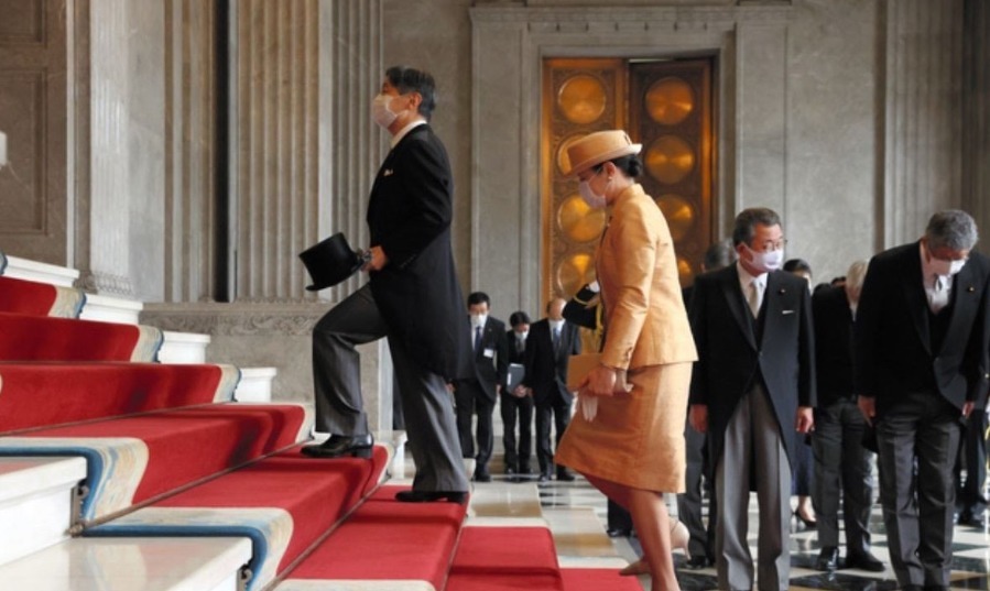 57岁雅子当了1年半皇后 首次与夫并肩御座 有心提携真子观礼 全网搜