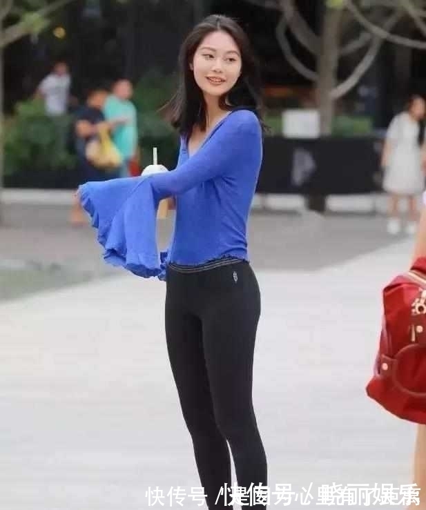 小姐姐|街拍:丰腴美女利落的短发穿紧身连衣裙,展现凹凸有致的身材!