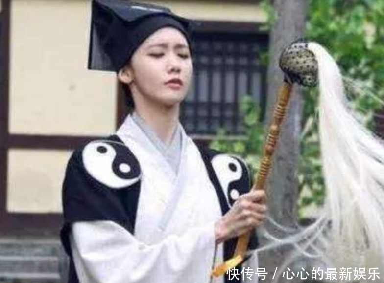 群众|那个自称要“飞升”的23岁女道士,吸引了十万群众围观,后来怎样