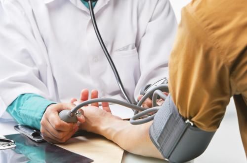 医生|高血压达到多少,会引起脑溢血?医生给出大概范围,自己对照下