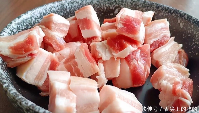 五花肉不要红烧啦，淋2个鸡蛋，你想不到的做法，每次上桌不够吃