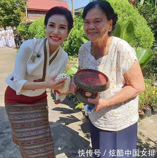 泰国“甄嬛”摊牌了！换新发型后穿衣变大胆，逛街试披肩一脸得意