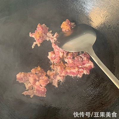 这道香喷喷的炸酱面，一上桌就被哄抢一空