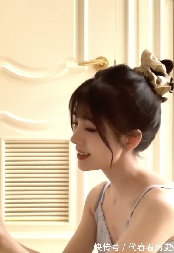 漫画|鞠婧祎晒新染的粉色头发!穿露背上衣卖萌,像漫画里出来的美少女