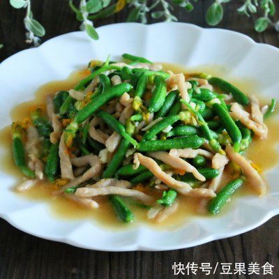 青瓜花炒瘦肉|#我为奥运出食力# 青瓜花炒瘦肉，脆嫩爽口，炒一盘不够吃