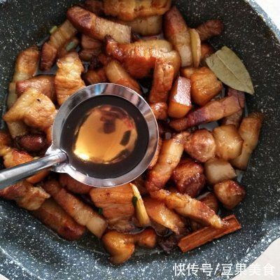 翻炒均匀|红烧肉这菜比牛肉营养还高，补脑益智，全家人都爱吃