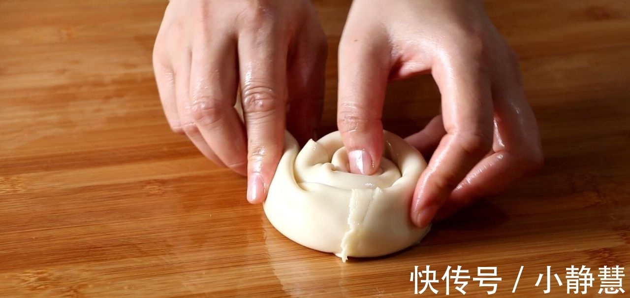 懒人酱香饼|饺子皮别光包饺子吃，教你懒人酱香饼的做法，连揉面都省了