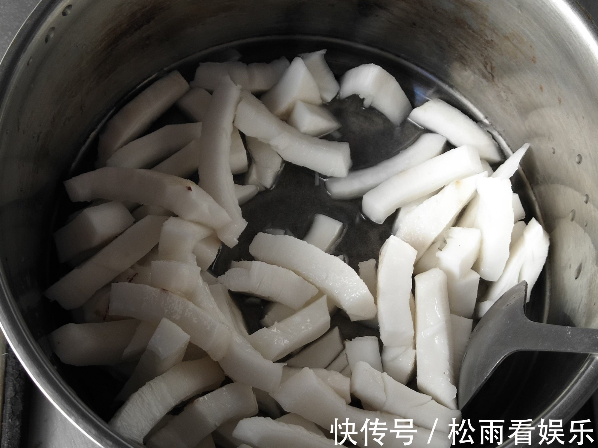 椰子|它是“维C之王”,皮肤黑要多吃,抑制黑色素形成,扔掉太可惜