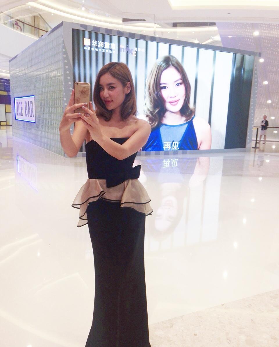 乐基儿真不打算减肥?穿吊带连衣裙丰润饱满,意外穿出贵妇气质范