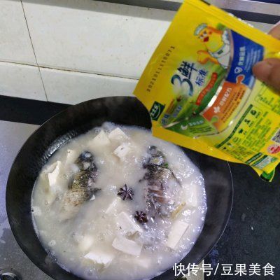 豆腐鲫鱼汤|教你一招,做出的奶白鲫鱼豆腐汤越吃越香