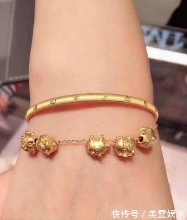 银饰@女人戴镯子金的好还是银的好,以下这几点,看完你就有数了