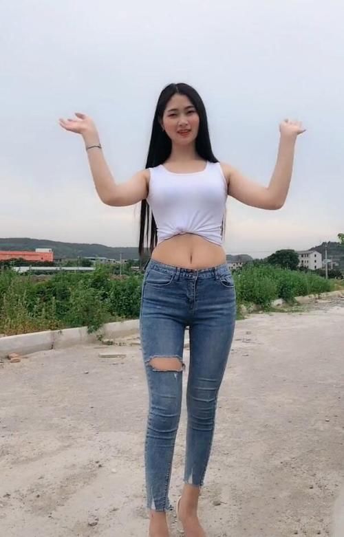 小姐姐|穿上破洞牛仔裤的美女，时尚显气质，展现好身材！
