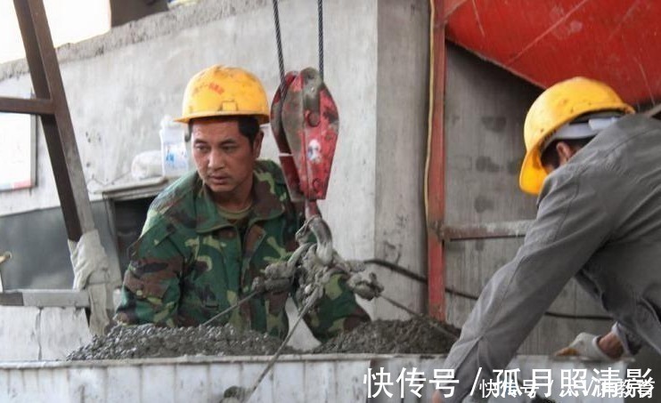 父亲|为参加小学家长会,父亲把衣服“反过来”穿,被其他家长夸情商高