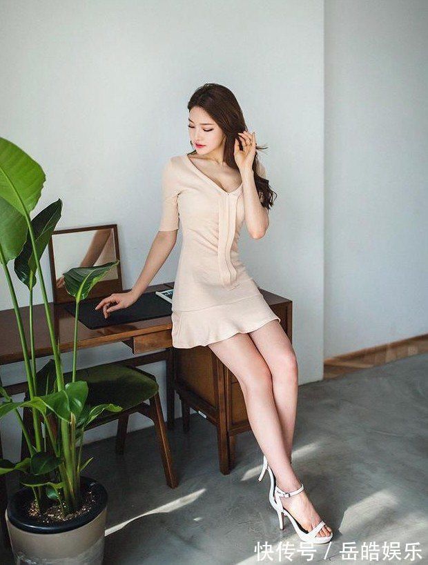 裙摆|美女正允夏日时尚穿搭,肉色V领连衣裙,百褶的裙摆设计更显少女风
