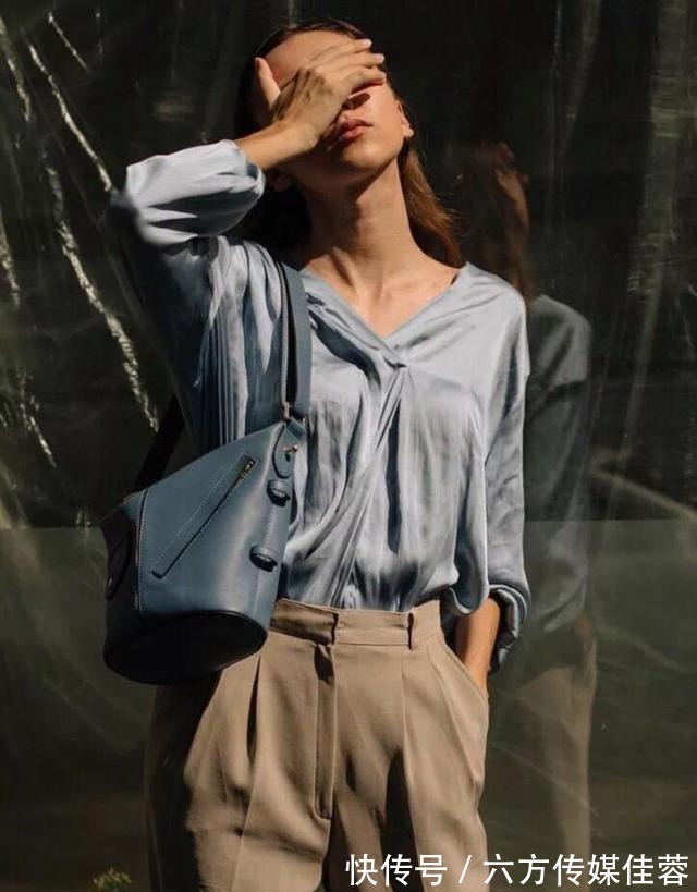 蓝色|“雾霾蓝”可显高级感了，照着这3点穿搭思路，显白又显质感