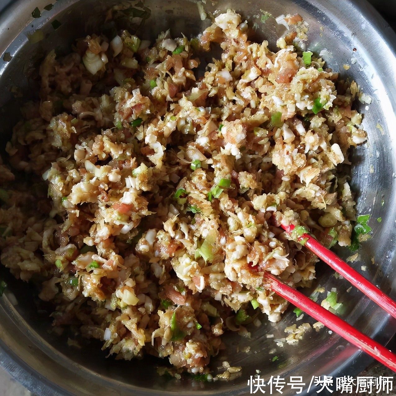 白菜馅别再杀水了，饭店厨师教你2个不外传的技巧，味鲜美不出水