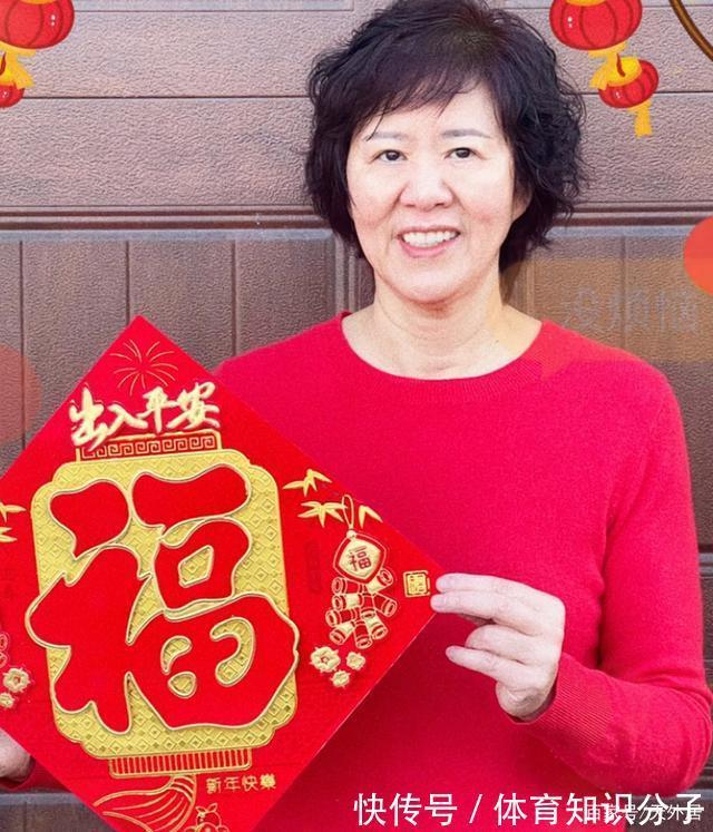 中国乒乓球队|除夕夜,宁泽涛一袭红衣,女排国手丸子头,孙一文“左拥右抱”!