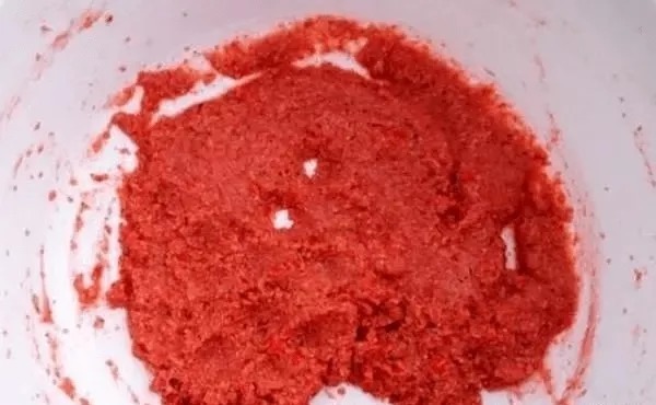 钓鱼开饵技巧,腥味饵料不是万能的,这样搭配才更有效果!