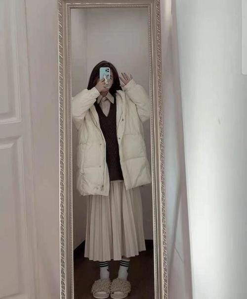 今年流行“羽绒服+半身裙”显高又温柔，建议小个子穿