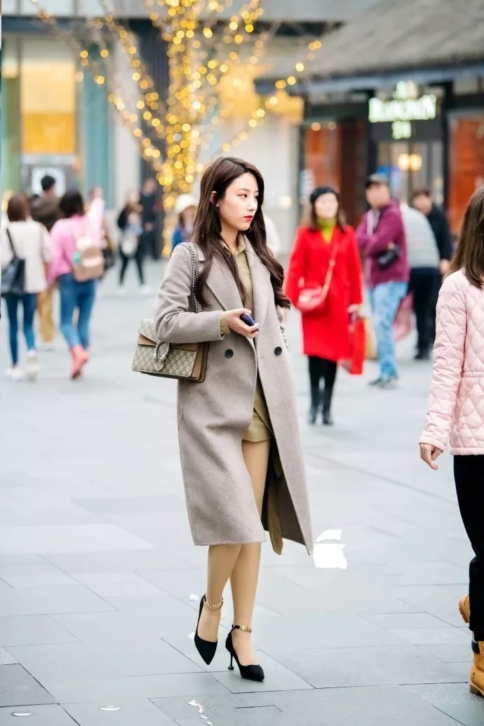 小姐姐|街拍：高跟鞋气质搭配，简约的时尚也可以有气质