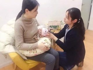 辣妈|二胎妈妈带娃机场照火了,网友羡慕:后悔没有早一点生孩子