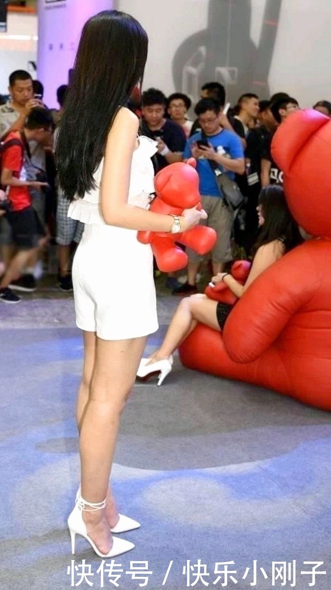 清丽|白衣美女气质清丽,原本呆板的款式,瞬间有俏皮可爱的感觉!