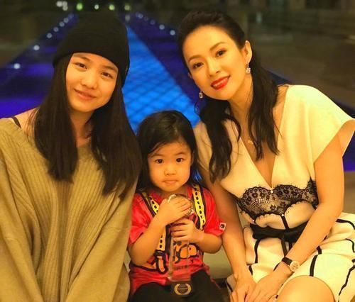 奶粉|章子怡和赵薇,一个“喂母乳”一个“喝奶粉”,两人差距明