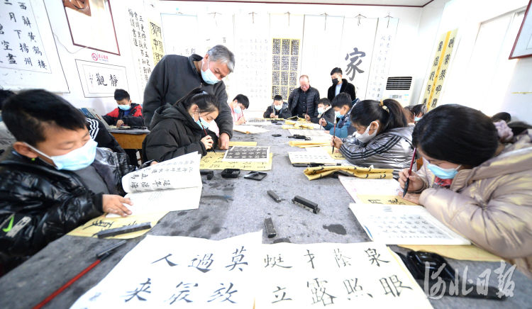 河北日报！河北任丘：废仓库变身书法屋