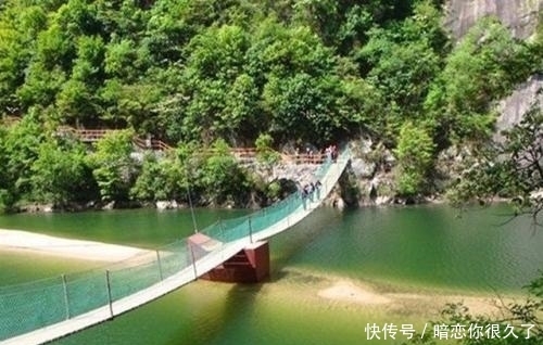 三峰锐插霄，汉奇秀无比，汉武帝封禅古南岳而出名，明堂山景