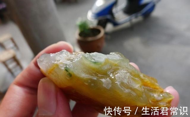 中国风 这个季节的色彩用首饰来表达，将珠宝佩戴在身，彰显浓浓的中国风！