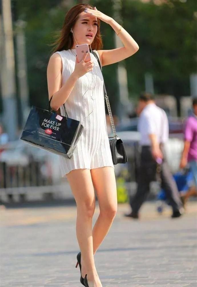 美女脚上搭配上一双尖头的高跟鞋，走在路上能够散发出无限的魅力