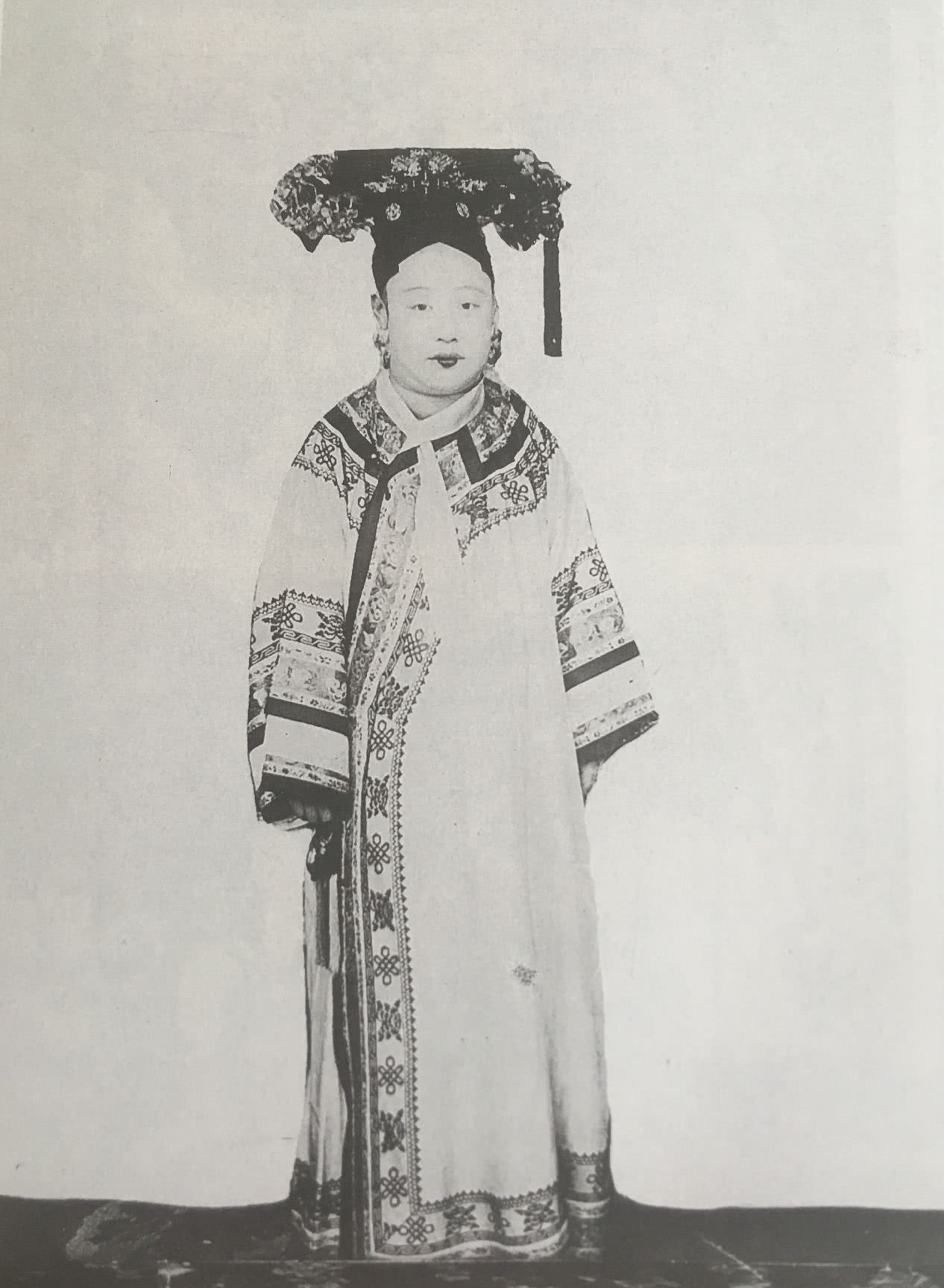 溥仪|唐石霞究竟是个怎样的女子?一流交际花,溥仪终身无法释怀