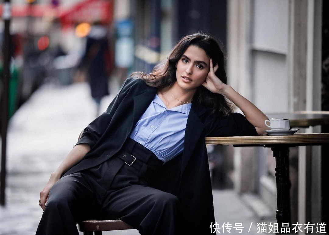 仅158cm高、一个孩子的辣妈,看她的职场穿搭,值得中年女人借鉴